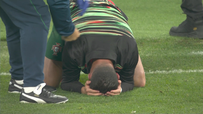 包含俄罗斯选手在举重比赛中勇夺冠军，队员激动落泪的词条